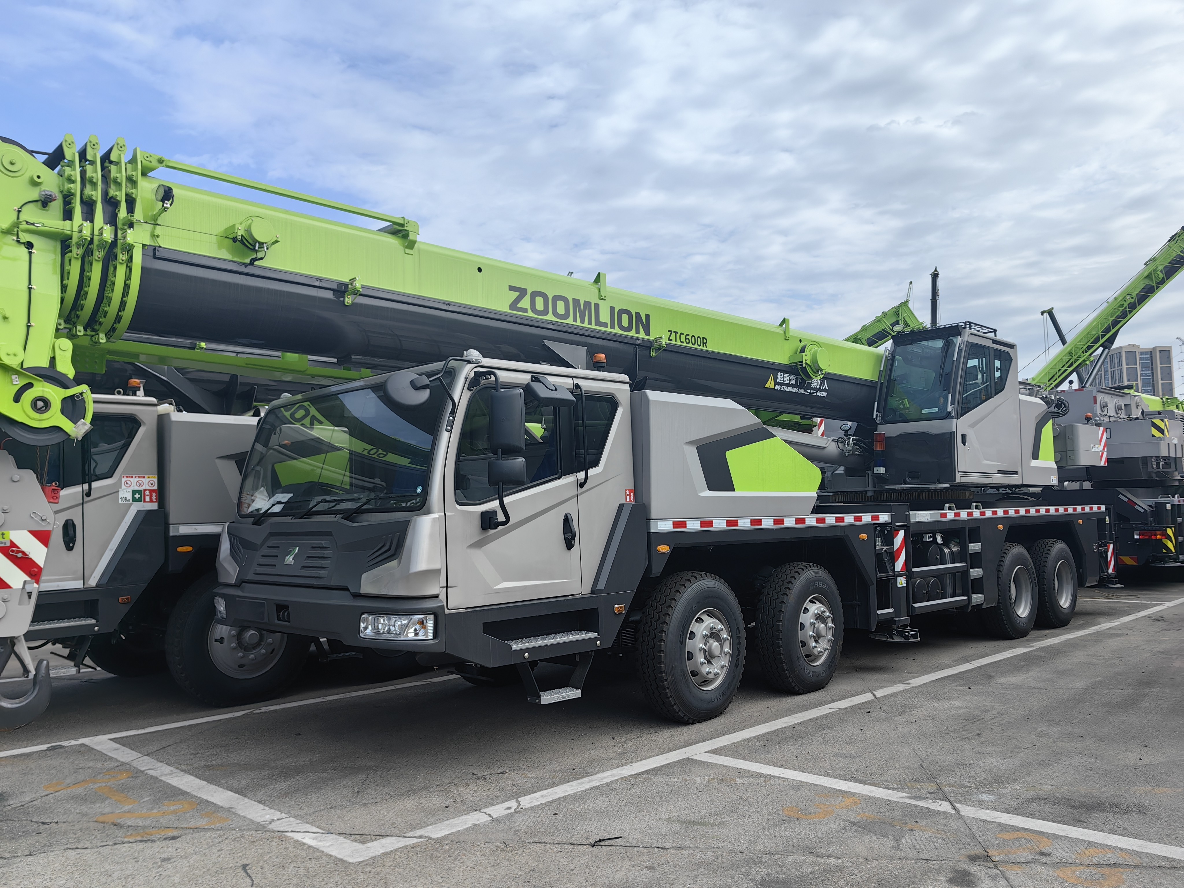 Satu Unit 60t Truck Crane bersedia untuk penghantaran