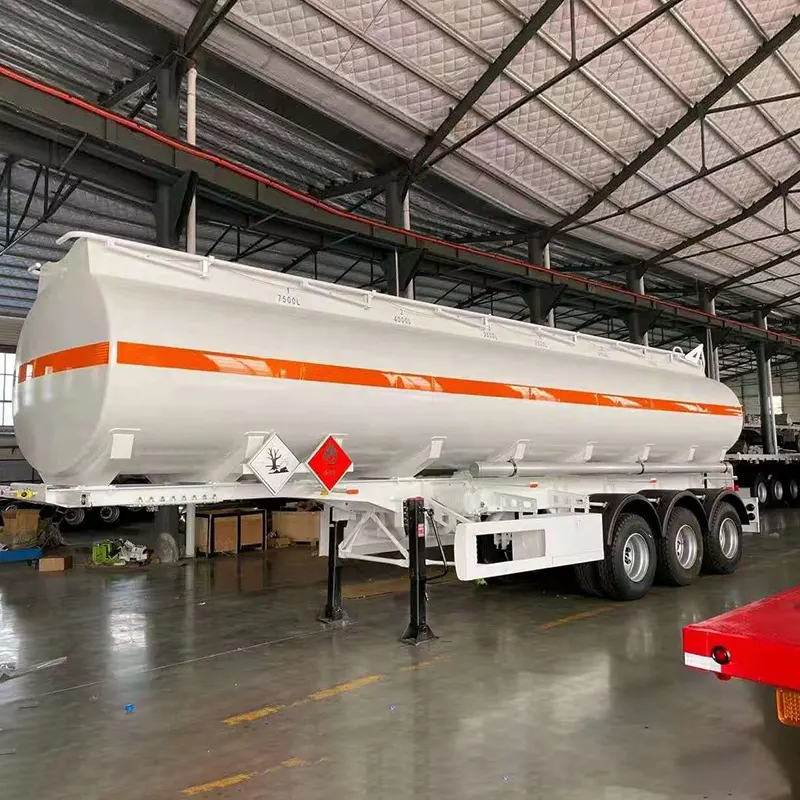 Treler Semi Tanker Minyak: Mengangkut Emas Cecair